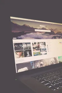 黑色和灰色笔记本电脑打开