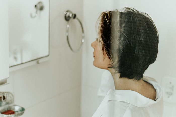 穿白上衣的女人