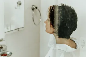 穿白上衣的女人