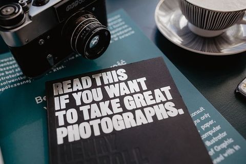 旧的模拟相机和摄影书籍