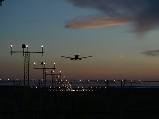航空公司、喷气式飞机、着陆、飞机、日落、灯光、客机、飞行的轮廓