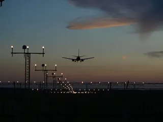 航空公司、喷气式飞机、着陆、飞机、日落、灯光、客机、飞行的轮廓