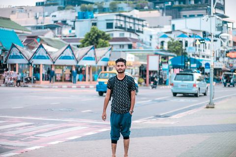 黑色圆领衬衫和蓝色裤子的男人