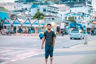 黑色圆领衬衫和蓝色裤子的男人