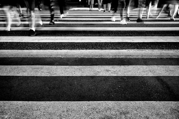 人行道的灰度摄影