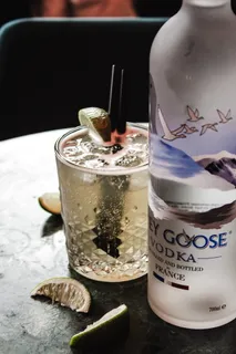 饮料，饮料，酒精，鸡尾酒，白酒，玻璃杯，杜松子酒，果汁