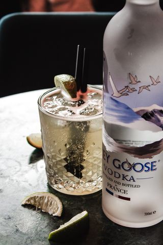 饮料，饮料，酒精，鸡尾酒，白酒，玻璃杯，杜松子酒，果汁