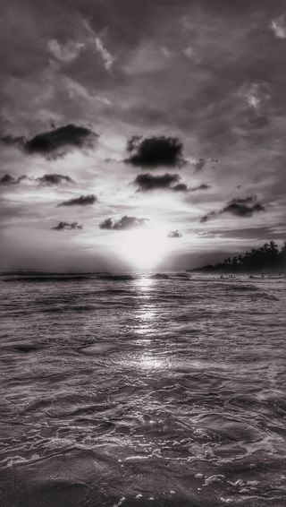 海的灰度照片