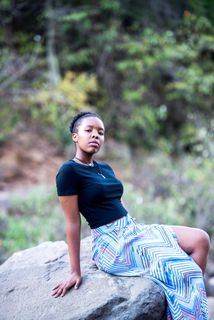 坐在岩石上的女人