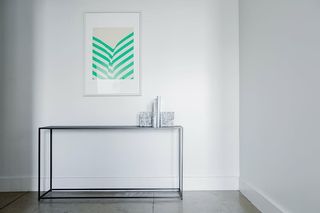 绿色、白色、墙面装饰、墙面、框架、桌子、美观、干净