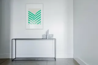 绿色、白色、墙面装饰、墙面、框架、桌子、美观、干净