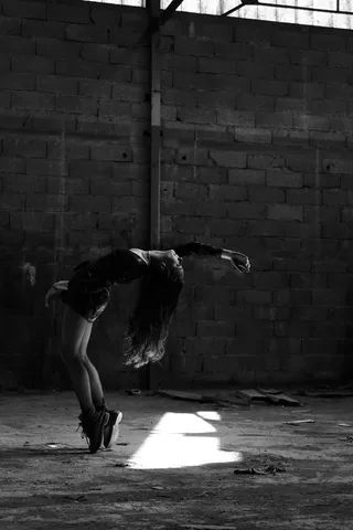 在空荡荡的仓库跳舞的女人