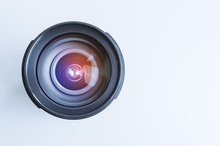 摄影师桌子上的现代镜头。镜头的细节