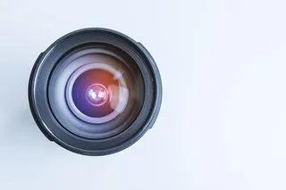 摄影师桌子上的现代镜头。镜头的细节