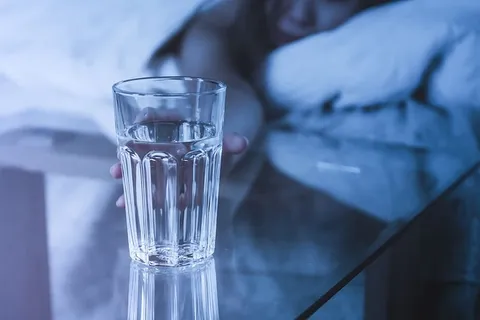 这个女人渴了,晚上想喝水 这个女人渴了,晚上想喝水