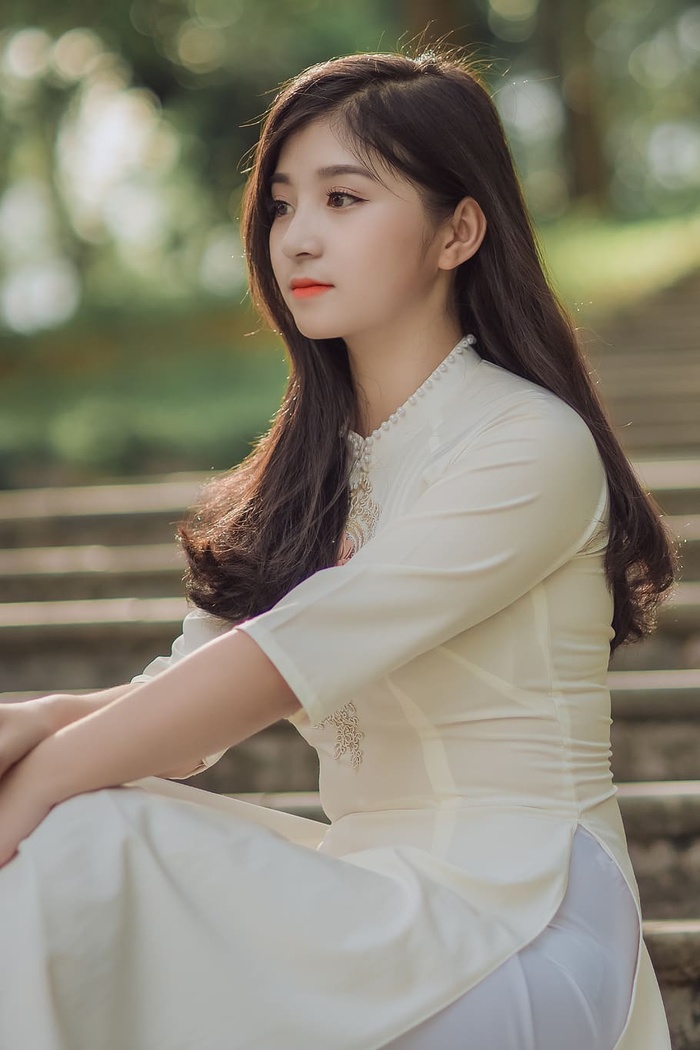 女子摆姿势拍照