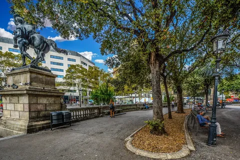 巴塞罗那、树荫、雕像、休息、公园、树荫、城市、西班牙语 巴塞罗那、树荫、雕像、休息、公园、树荫、城市、西班牙语