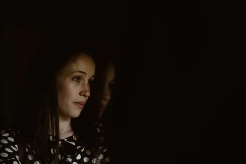 穿着黑白圆点衬衫的女人