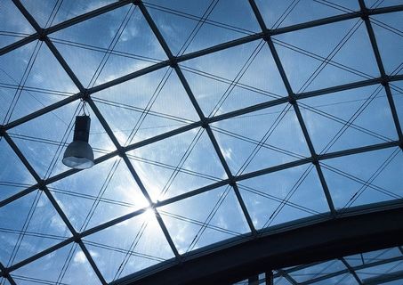 白天黑框玻璃天花板照片