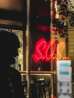 打开s.o.s,s.o.s.,霓虹灯标牌,反光,玻璃,霓虹灯,灯光,餐厅 打开s.o.s,s.o.s.,霓虹灯标牌,反光,玻璃,霓虹灯,灯光,餐厅