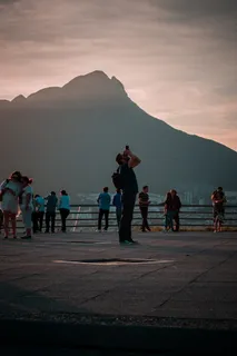 站在人行道上的人