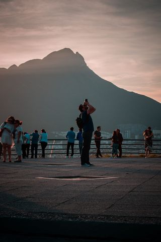 站在人行道上的人