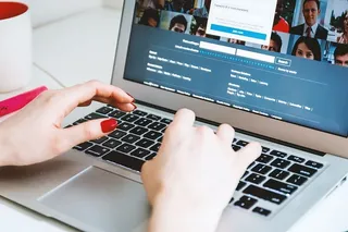 在互联网上搜索工作。笔记本电脑显示屏上的LinkedIn页面。