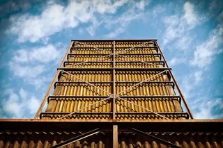 多云天空下的棕色金属建筑