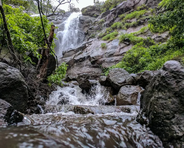 积雨云下瀑布的时间点摄影