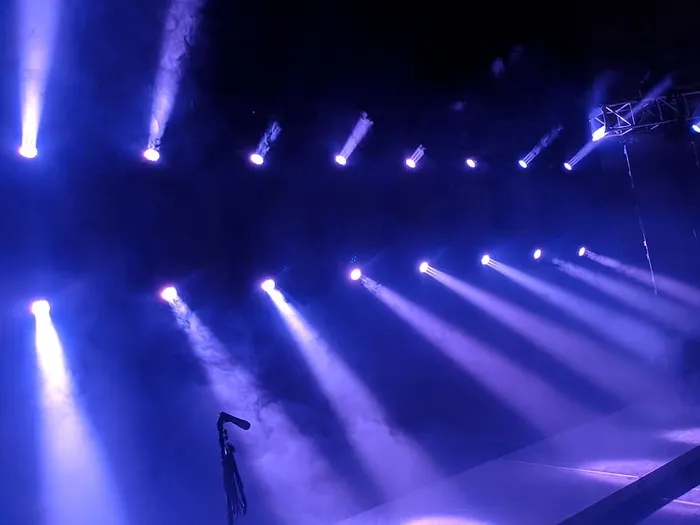 美国，曼彻斯特，snhu竞技场，蓝色，烟雾，烟雾机，灯光，竞技场