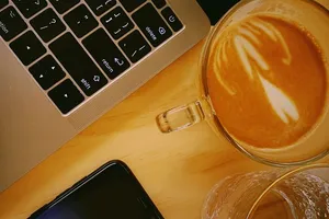 电脑，键盘，电脑键盘，电子产品，硬件，电脑硬件，杯子，咖啡杯