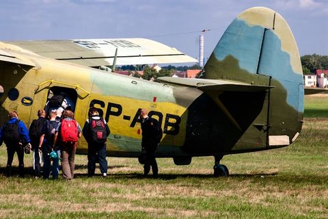 飞机，双层，螺旋桨，降落伞，飞行器，运动，飞机，人群