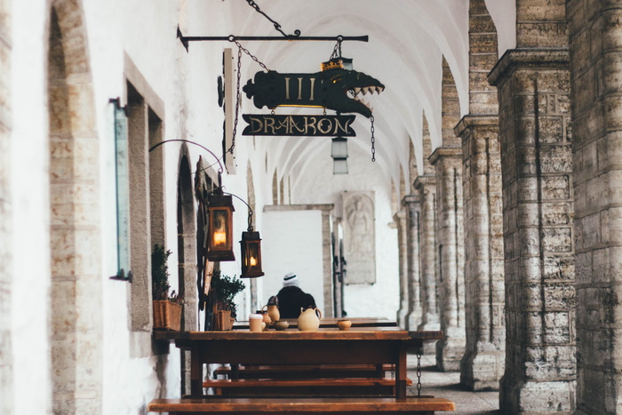 在教堂内祈祷的人