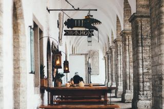 在教堂内祈祷的人