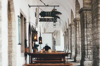 在教堂内祈祷的人