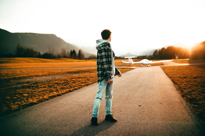 一个穿着灰色夹克的男人回头看的摄影