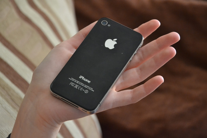 person，holding，black，iphone 4，apple iphone，Means，iphone，telegon