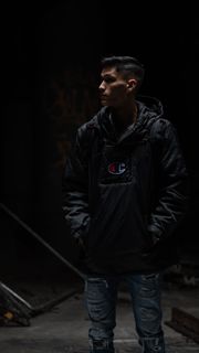 站着的男人把手藏在连帽衫里