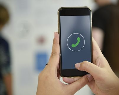 手持黑色Android智能手机的人