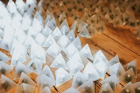 木地板上的小三角灯