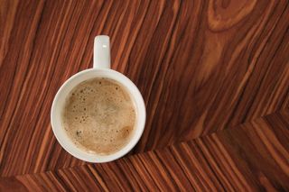 咖啡、刹车、木材、桌子、杯子、冰箱、食品和饮料、点心