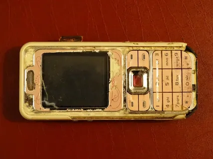 手机，诺基亚，老旧，一团糟，无人，技术，通信，特写