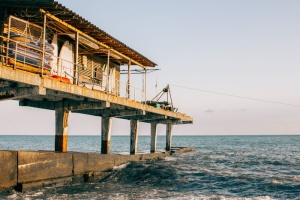 海上棕色建筑