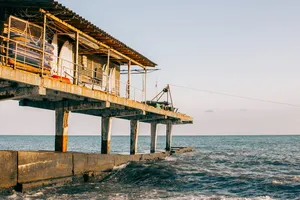 海上棕色建筑