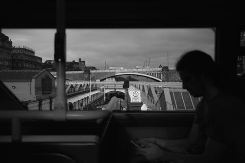 公共汽车、窗户、人、桥、冥想、阅读、建筑、建筑结构