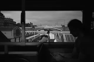 公共汽车、窗户、人、桥、冥想、阅读、建筑、建筑结构