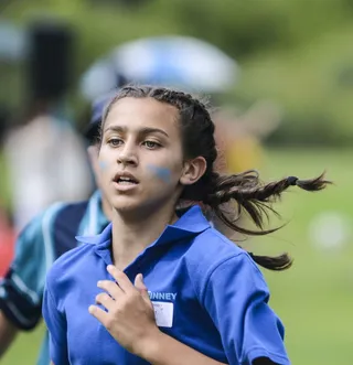 穿蓝色马球衫跑步的女孩