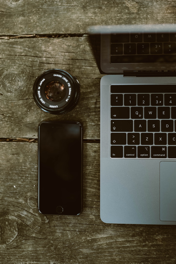 Iphone 6和Macbook旁边的摄像头照片