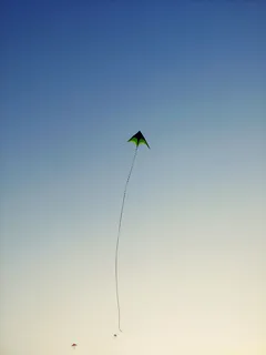 绿色的风筝在天空中飞翔