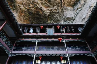 紫色混凝土建筑的蠕虫视角